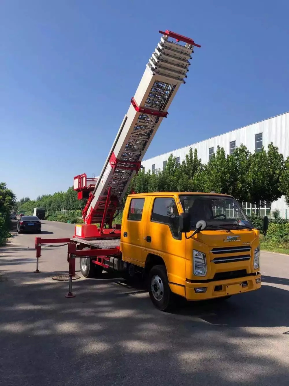 金寨县附近的云梯车出租服务：轻松解决高空作业需求