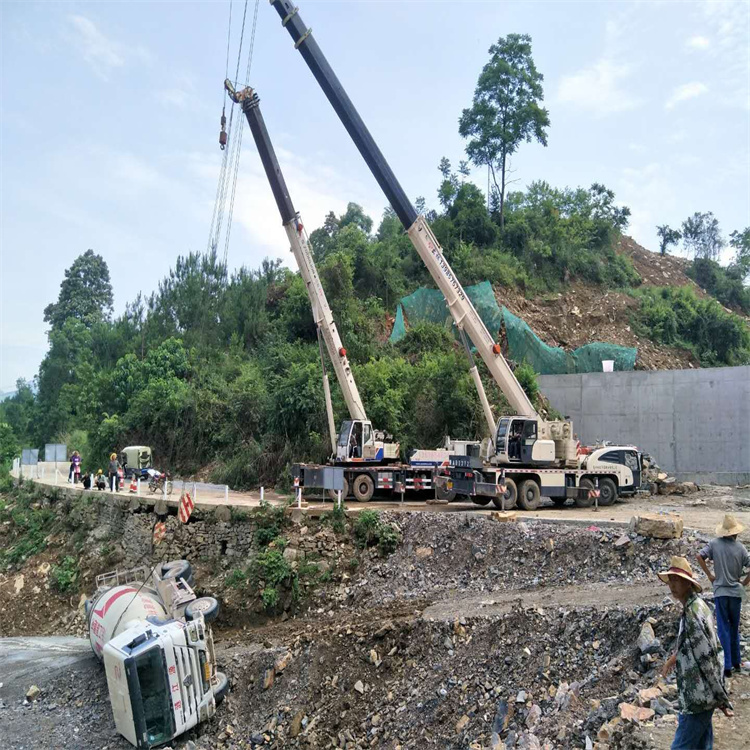 金寨县汽车掉沟里叫吊车救援要多少钱